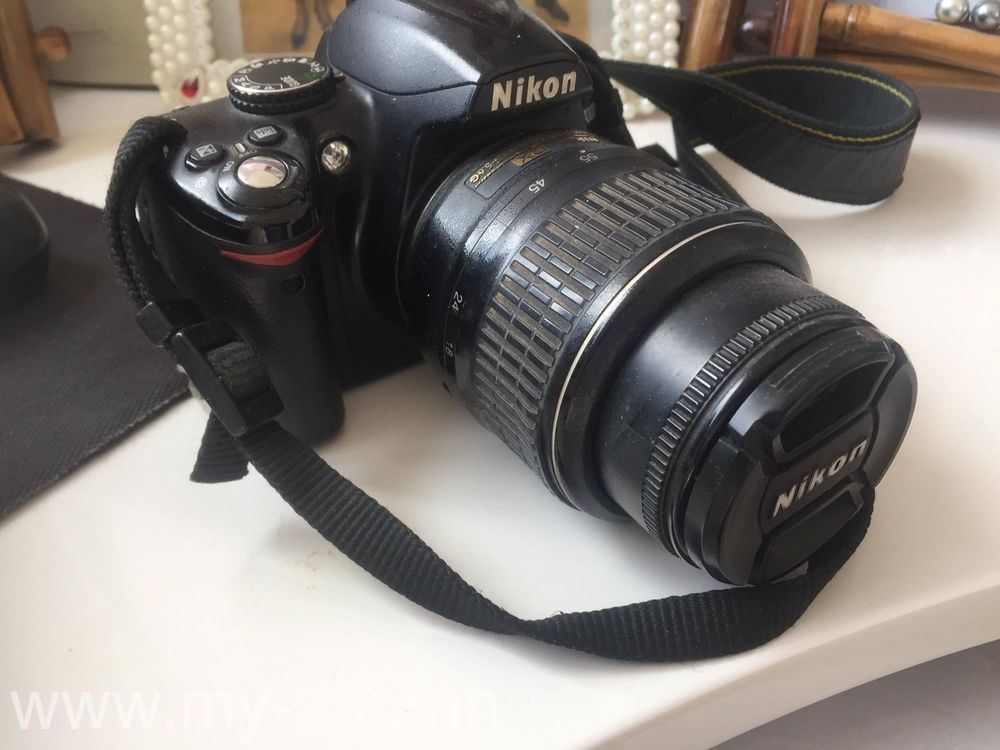 Nikon D3000 зургийн аппарат хямдхан зарна.
