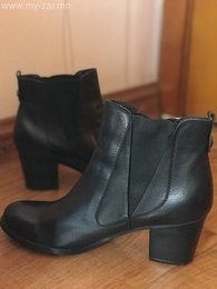 Цоо шинэ арьсан гутал зарна. Нэг ч өмсөөгүй, хавар намрын, 39 размер гутал Цоо шинэ арьсан гутал зарна. Нэг ч өмсөөгүй, хавар намрын, 39 размер гутал