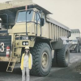 Хөрс хуулалтын ажилд В, С ангилалтай дамп тракны жолооч ажилд авна. Хөрс хуулалтын ажилд В, С ангилалтай дамп тракны жолооч ажилд авна.