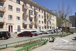 УБ их дэлгүүрийн баруун талд байрлах 1 өрөө тавилгагүй байрыг 600,000₮-р хөлслүүлнэ. УБ их дэлгүүрийн баруун талд байрлах 1 өрөө тавилгагүй байрыг 600,000₮-р хөлслүүлнэ.