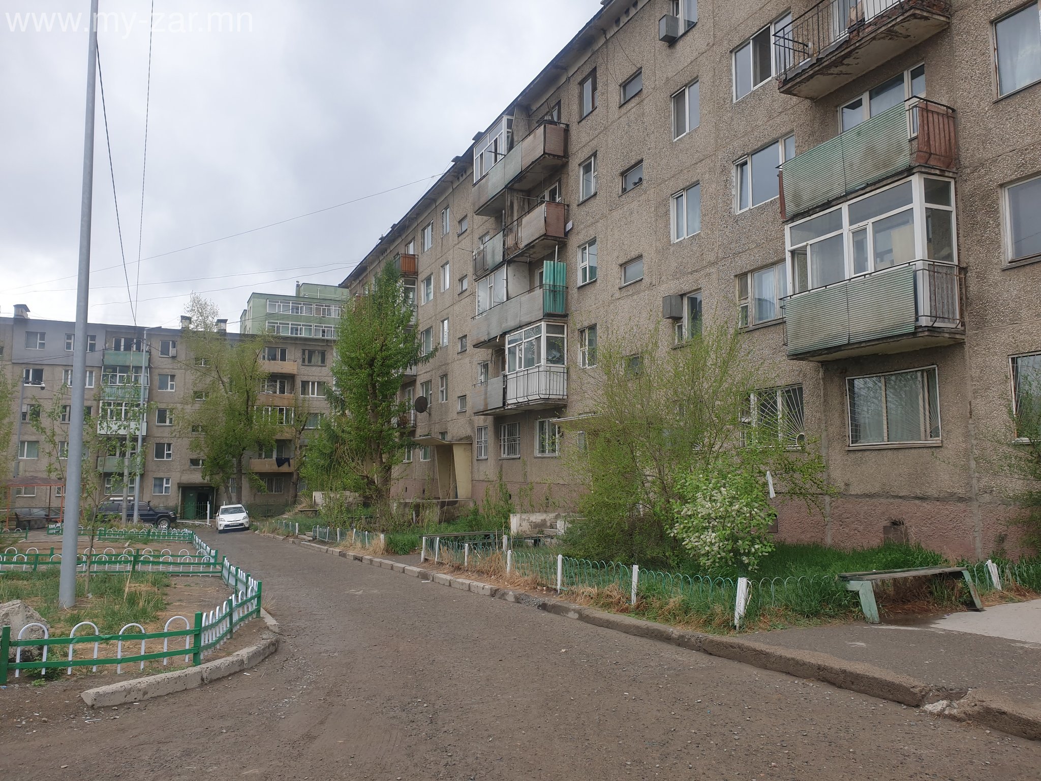 Хотын төвөөс тийм ч хол биш, Жуковын хөшөөний зүүн талд байрлалтай, үйлчилгээний төв, сургууль, 